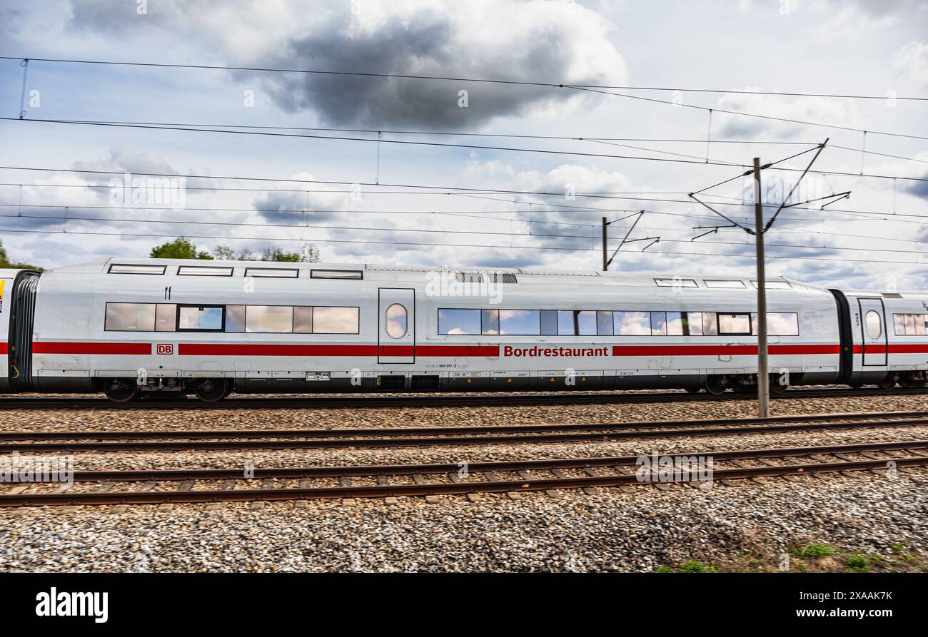 Hebertshausen, Allemagne, 10 avril 2024 : voiture-restaurant d'une ICE 1 (DB série 401) de Deutsche Bahn sur la route entre Munich et Nuremberg. (Photo b Banque D'Images