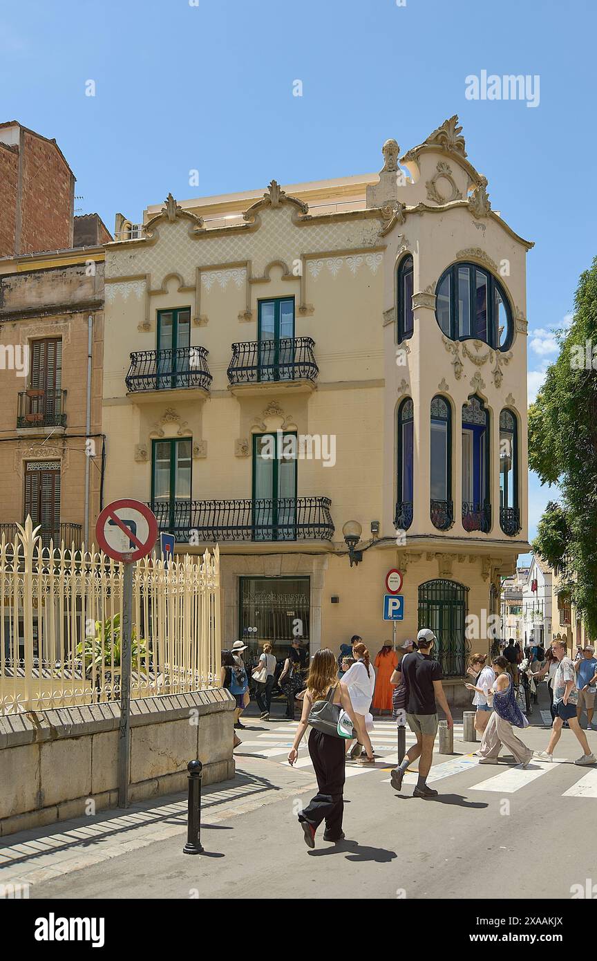 Sitges, Barcelone, Espagne-05 juin 2024 : un exemple parfait du charme architectural de Sitges capturé dans la façade détaillée et la vie quotidienne f Banque D'Images