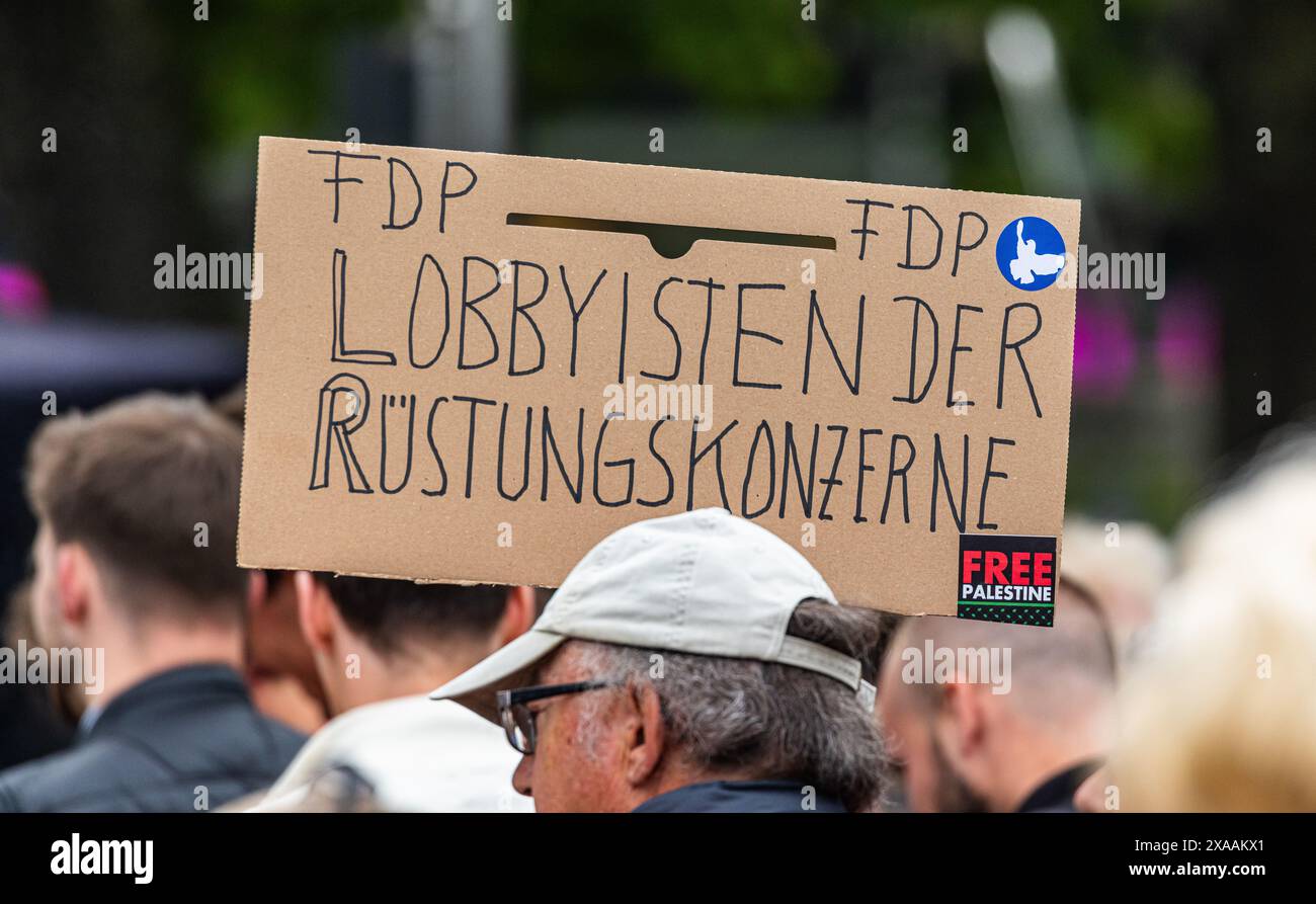 Stuttgart, Allemagne, 3 juin 2024 : revendications des opposants à la candidate de tête du FDP Marie-Agnes Strack-Zimmermann. Le meilleur candidat pour l'Euro 2024 Banque D'Images