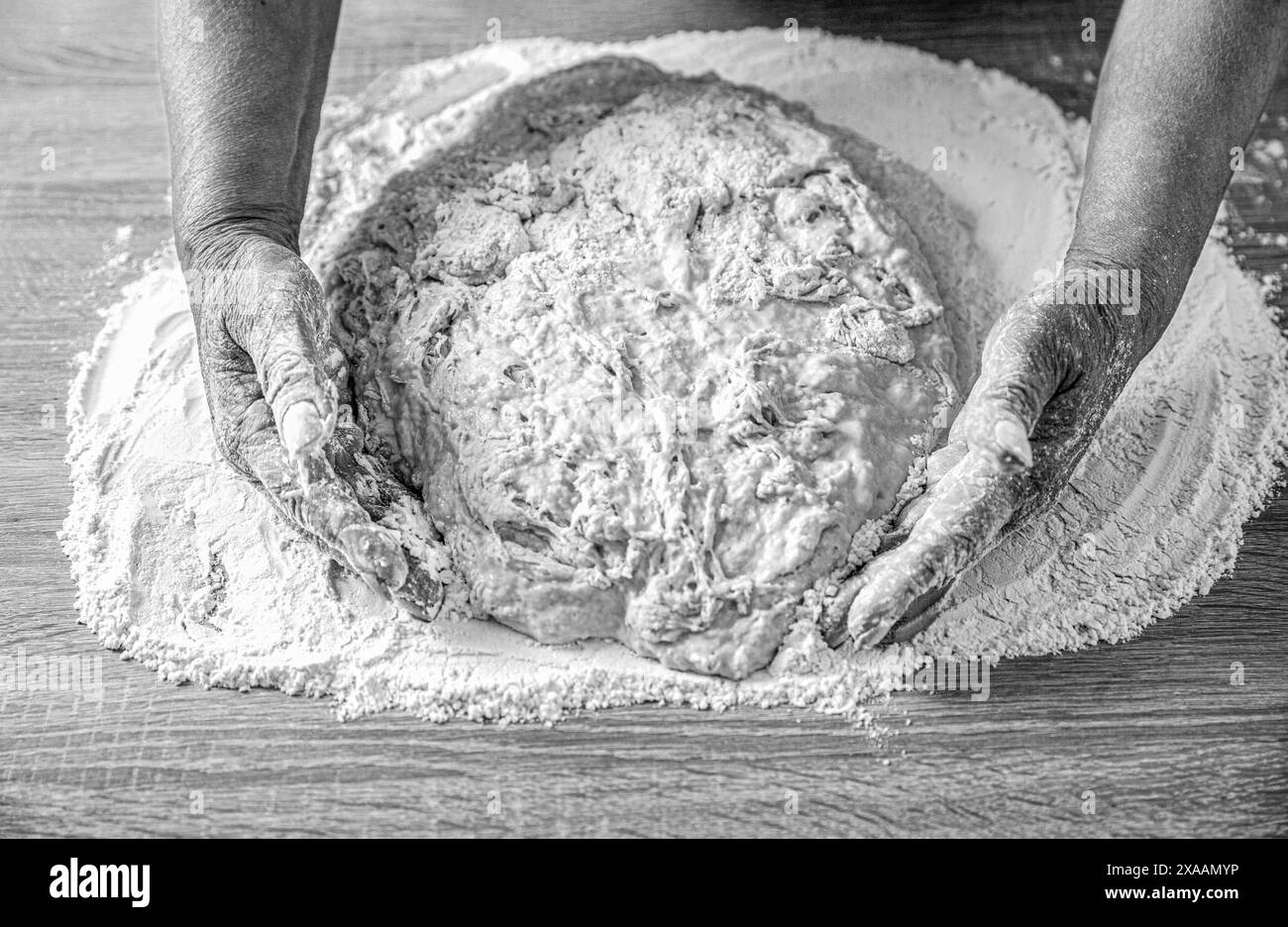 Faire de la pâte par des mains masculines à la boulangerie. Concept alimentaire. Pâte à main. Mains féminines fabriquant de la pâte pour pizza. Chef dans la cuisine professionnelle prépare la pâte Banque D'Images