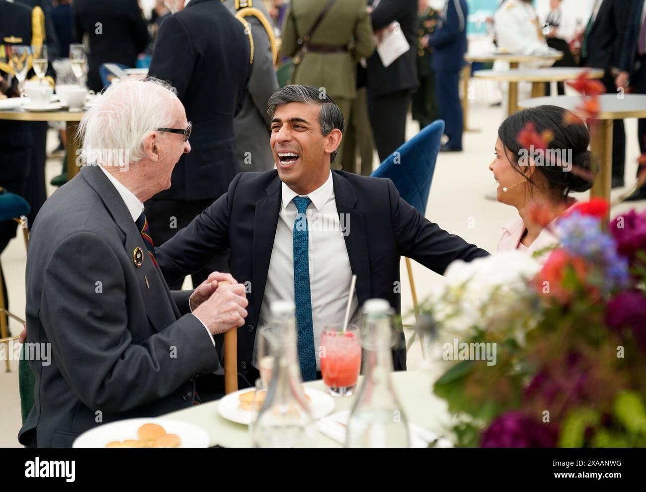 RETRANSMISSION AJOUT DU NOM le premier ministre Rishi Sunak et Akshata Murty rencontrent le vétéran du jour J Keith Whiting, 98 ans, lors d'un déjeuner à la suite de l'événement commémoratif national du Royaume-Uni pour le 80e anniversaire du jour J sur Southsea Common à Portsmouth, Hampshire. Date de la photo : mercredi 5 juin 2024. Banque D'Images