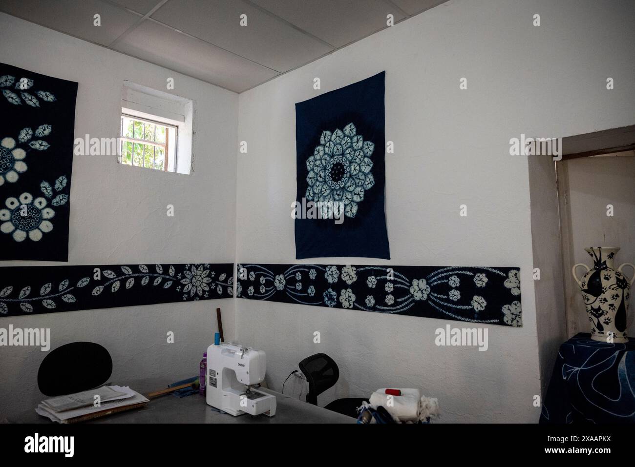 Atelier de teinture indigo, où tout le processus de culture de la plante indigo à la fabrication du produit final est enseigné, site archéologique Casa Blanca, Chalc Banque D'Images