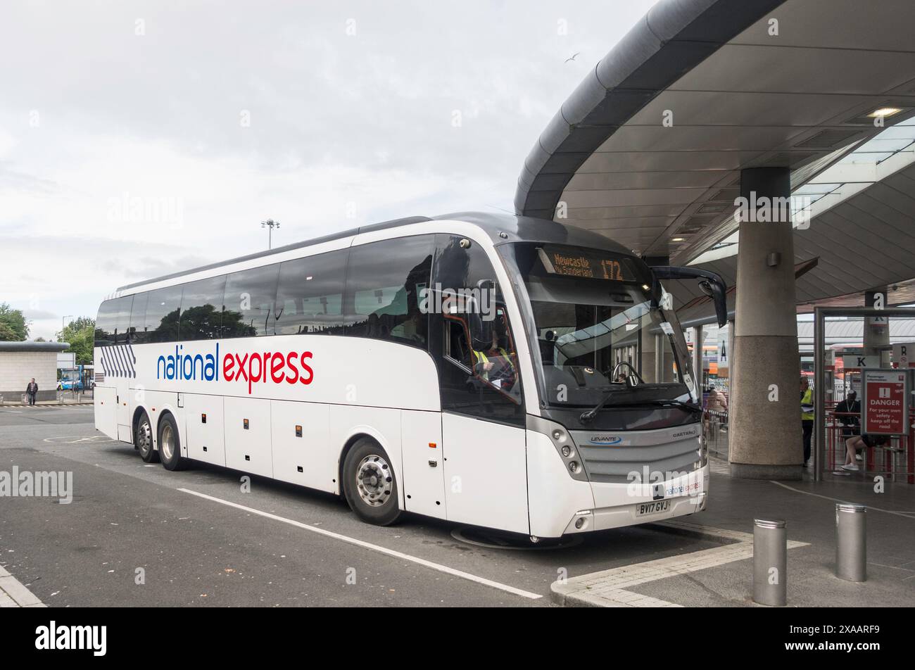 Un autocar National Express à trois essieux Caetano Levante vu à la gare routière de Sunderland, Angleterre, Royaume-Uni Banque D'Images