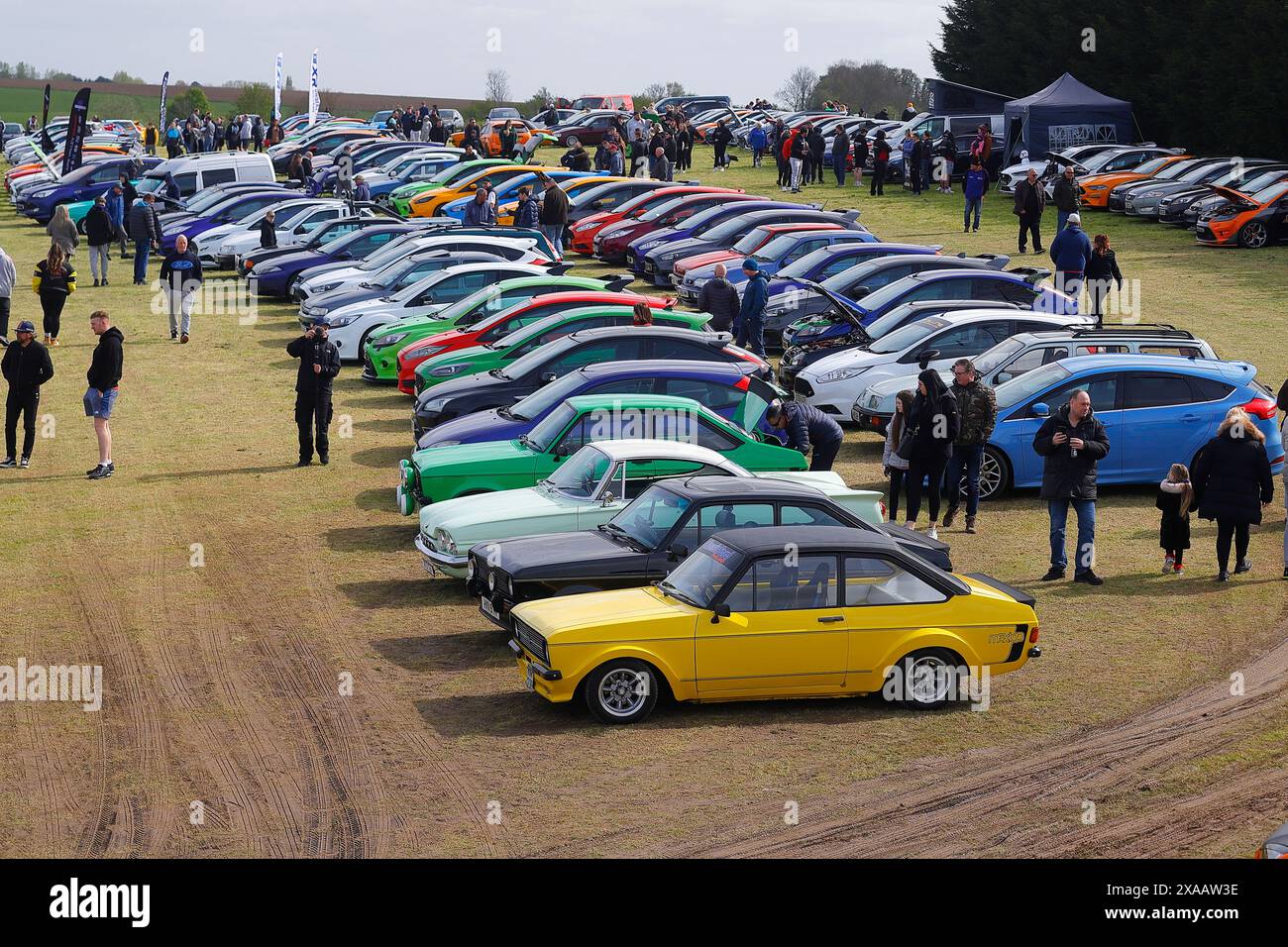 Photo aérienne de voitures Ford rassemblées au Squires Cafe Bar Ford Meet Banque D'Images