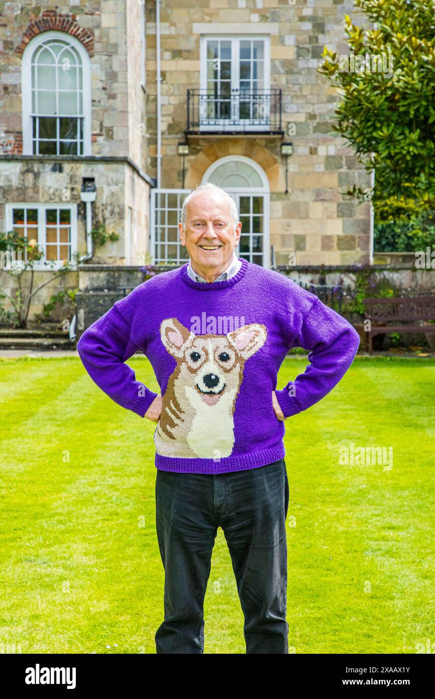 Plan en longueur de Gyles Brandreth portant l'un de ses célèbres sauteurs photographiés debout dans le jardin à Arundells, Salisbury. Banque D'Images