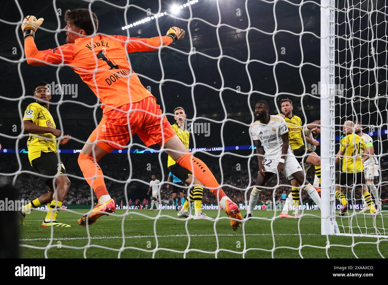 Daniel Carvajal (Real Madrid) marque le premier but de son équipe lors de la finale de l'UEFA Champions League entre le Borussia Dortmund et le Real Madrid au stade de Wembley à Londres le samedi 1er juin 2024. (Photo : Pat Isaacs | mi News) crédit : MI News & Sport /Alamy Live News Banque D'Images