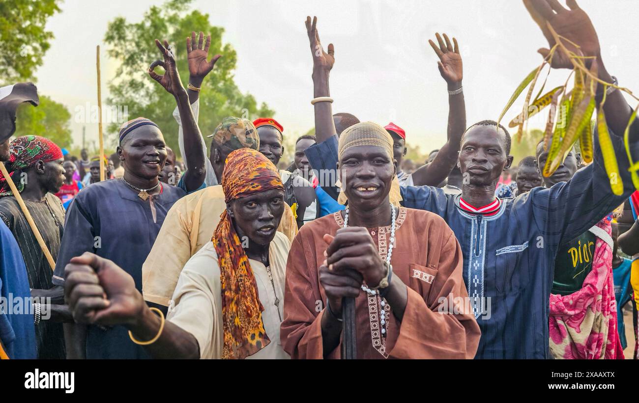 Les habitants dansent lors d'un mariage traditionnel Dinka, Bor, région centrale, Soudan du Sud, Afrique Banque D'Images