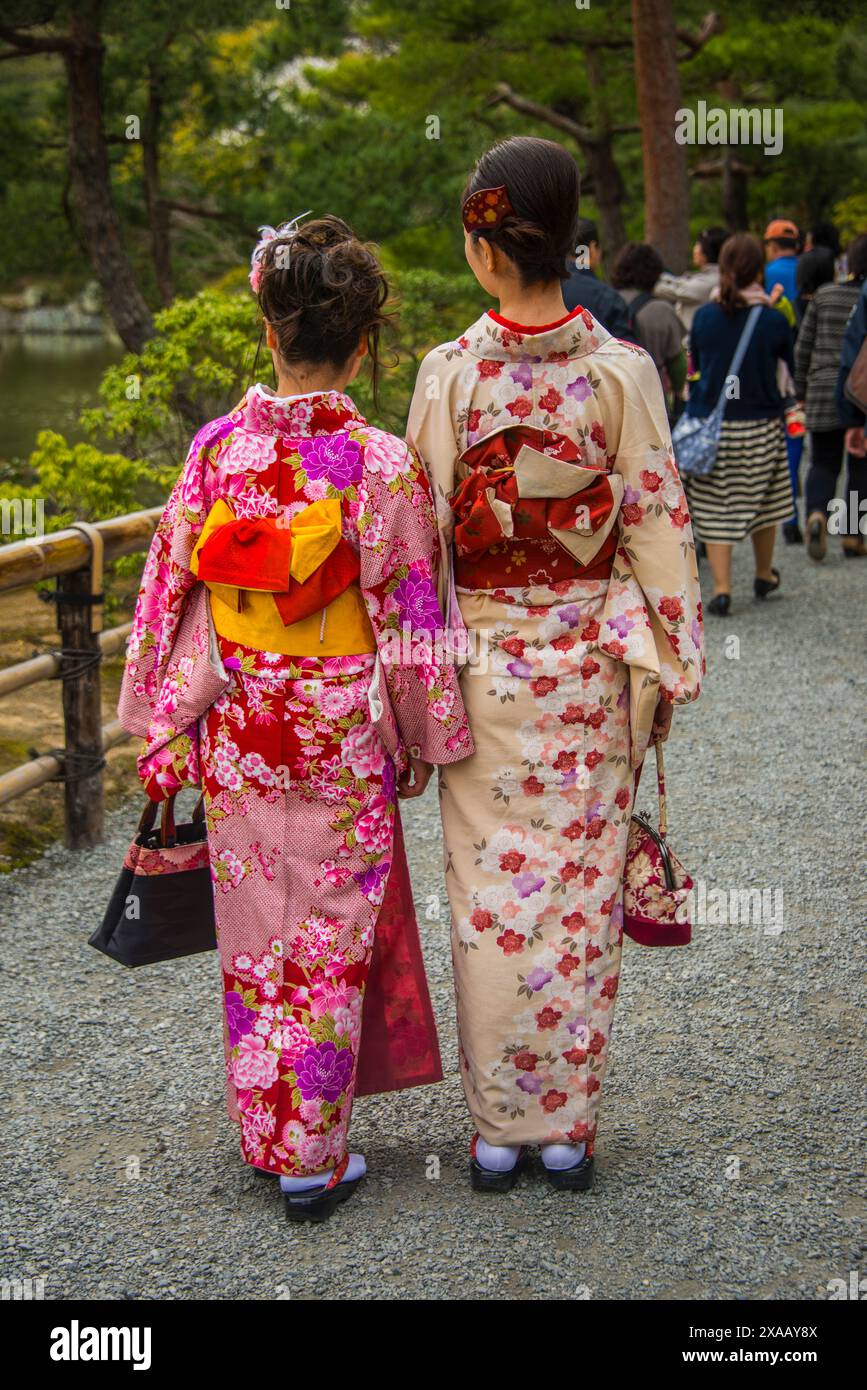 Femmes habillées traditionnellement dans le temple bouddhiste Kinkaku-Ji (Pavillon d'or), site du patrimoine mondial de l'UNESCO, Kyoto, Honshu, Japon, Asie Banque D'Images