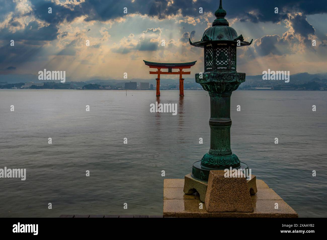 Célèbre portail torii flottant dans l'eau, site du patrimoine mondial de l'UNESCO, Miyajima, Japon, Asie Banque D'Images