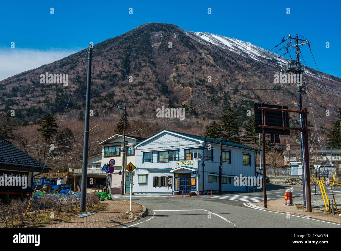 Maisons traditionnelles à Chuzenjiko Onsen au-dessous du mont Nantai, volcan sacré de Nikko, UNESCO, Nikko, préfecture de Tochigi, Kanto, Honshu Banque D'Images