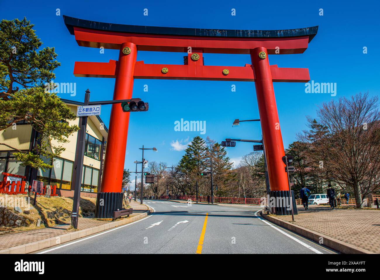 Porte rouge à Chuzenjiko Onsen, site du patrimoine mondial de l'UNESCO, préfecture de Tochigi, Nikko, Kanto, Honshu, Japon, Asie Banque D'Images