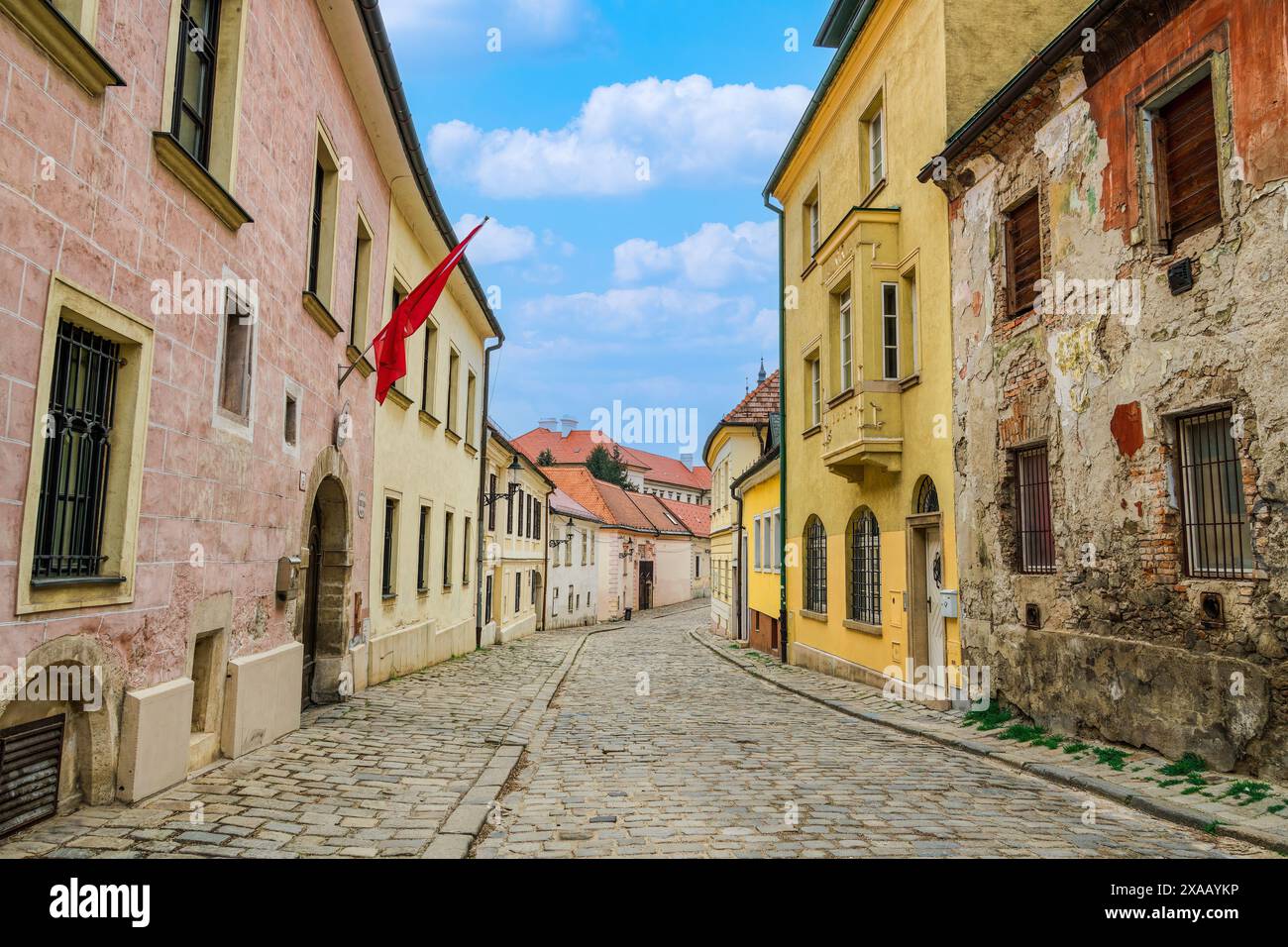 Bâtiments historiques de faible hauteur à l'architecture traditionnelle autour d'une rue pavée dans la vieille ville de Bratislava, Slovaquie, Europe Banque D'Images Bâtiments historiques de faible hauteur à l'architecture traditionnelle autour d'une rue pavée dans la vieille ville de Bratislava, Slovaquie, Europe Banque D'Images