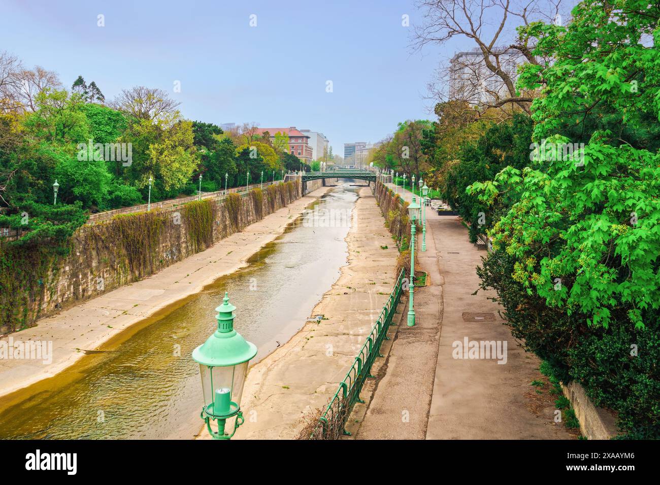 Wiental Kanal, un canal d'eau avec une zone piétonne longeant Stadpark, un grand lieu public municipal du XIXe siècle à Vienne, Autriche, Europe Banque D'Images