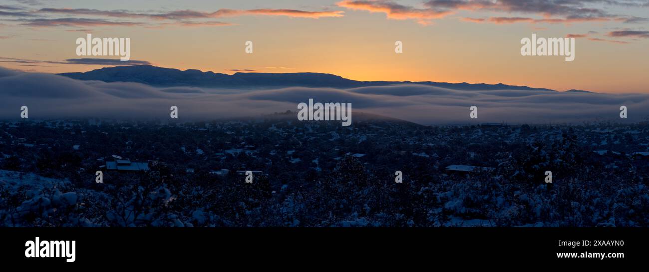 Un océan de brouillard roulant à travers la ville de Chino Valley juste au moment où le soleil se lève derrière Mingus Mountain un matin d'hiver, Arizona, États-Unis Banque D'Images
