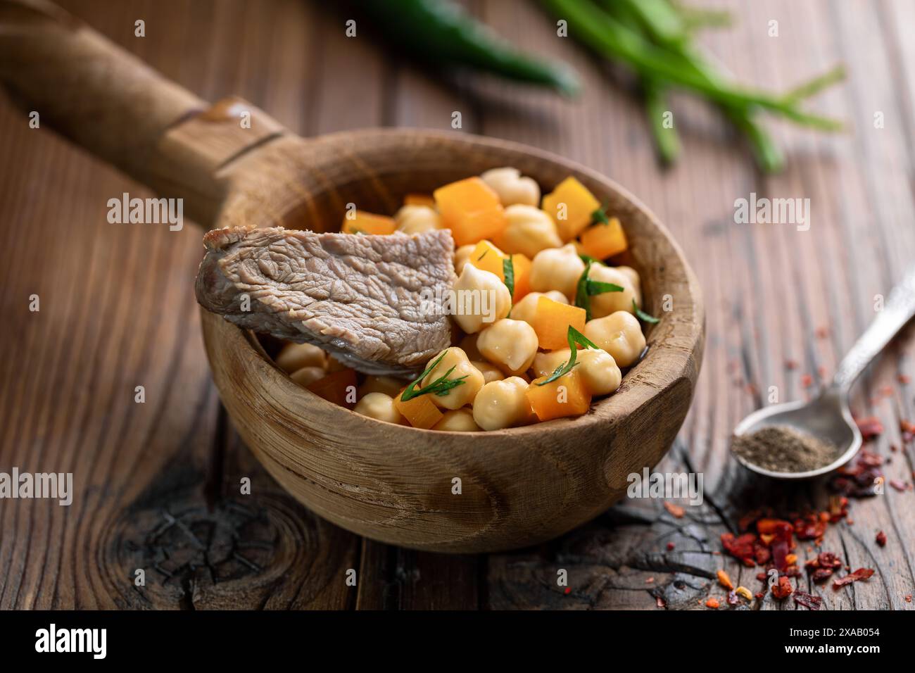 Cuisine d'Asie centrale, soupe Nohatshurak avec pois chiches, légumes et épices, concept de cuisine ouzbek et d'Asie centrale, vue de côté, Tachkent, Ouzbékistan Banque D'Images