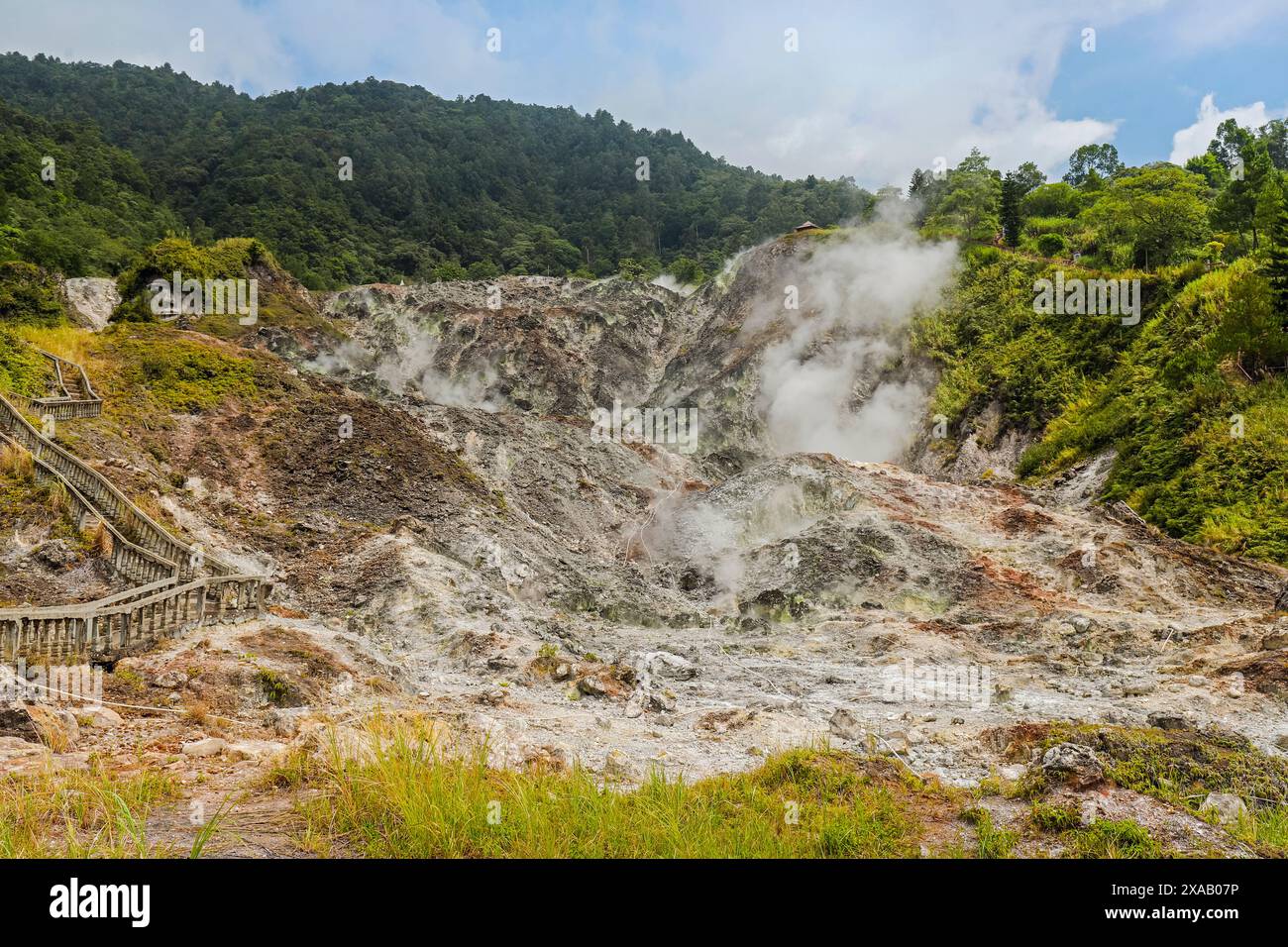 Champ de fumerole volcanique à la vapeur à Bukit Kasih, un parc touristique avec une tour sur le thème de la paix mondiale, Bukit Kasih, Minahasa Banque D'Images