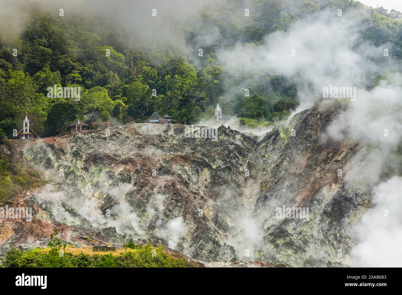 Champ de fumerole à vapeur à Bukit Kasih, un parc touristique avec une tour sur le thème de la paix mondiale et des maisons de culte de cinq religions majeures, Bukit Kasih Banque D'Images