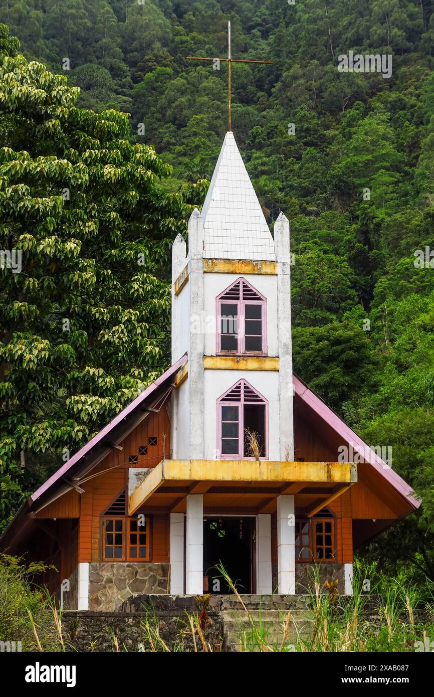 L'Eglise catholique dans ce parc touristique volcanique avec des maisons de culte des cinq grandes religions, Bukit Kasih, Minahasa, Sulawesi du Nord, Indonésie Banque D'Images