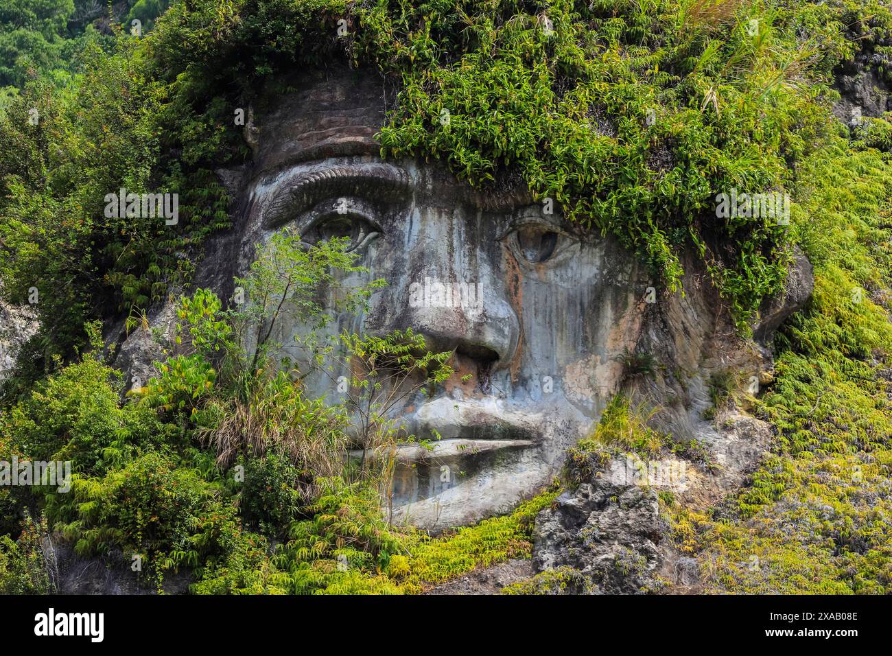 Grand visage sculpté à Bukit Kasih, un parc touristique volcanique avec des champs de fumerolles, une tour sur le thème de la paix mondiale, Bukit Kasih, Minahasa Banque D'Images