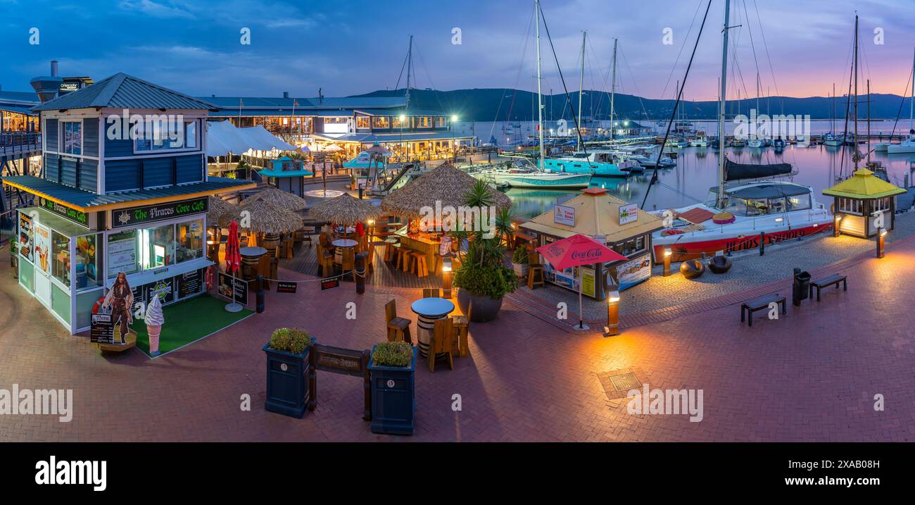 Vue des bateaux et des restaurants à Knysna Waterfront au crépuscule, Knysna, Garden route, Western Cape, Afrique du Sud, Afrique Banque D'Images