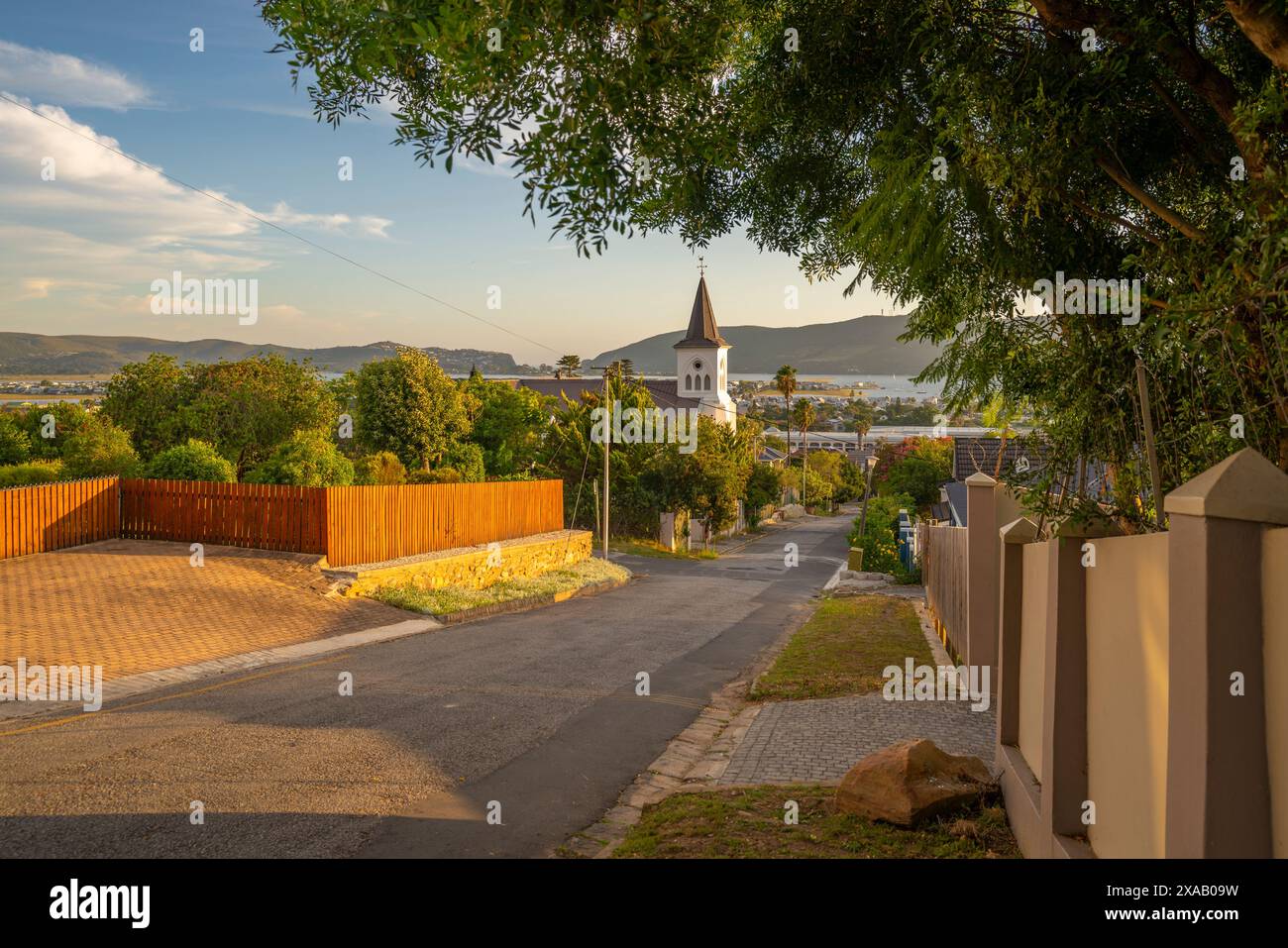 Vue de la rue de banlieue et Knysna Kerk Knysna au coucher du soleil, Knysna, Garden route, Western Cape, Afrique du Sud, Afrique Banque D'Images