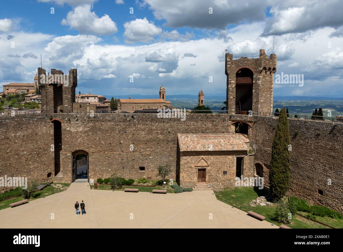 La forteresse de la forteresse dans la ville médiévale historique de Montalcino en Toscane, Italie par une journée ensoleillée avec vue sur les toits et la ligne d'horizon. Banque D'Images