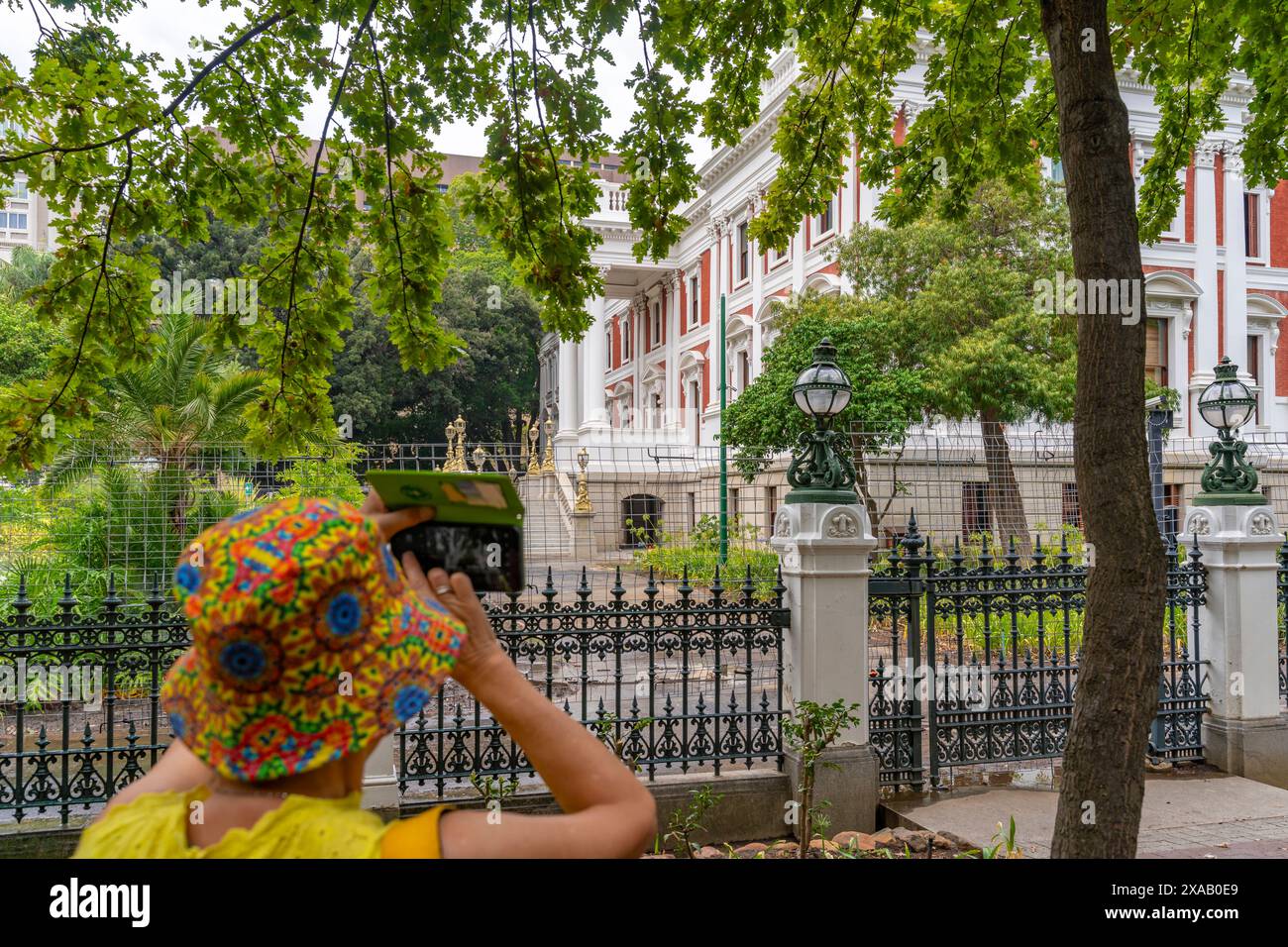 Vue d'une femme prenant une photo de téléphone portable du Parlement d'Afrique du Sud, Cape Town, Western Cape, Afrique du Sud, Afrique Banque D'Images