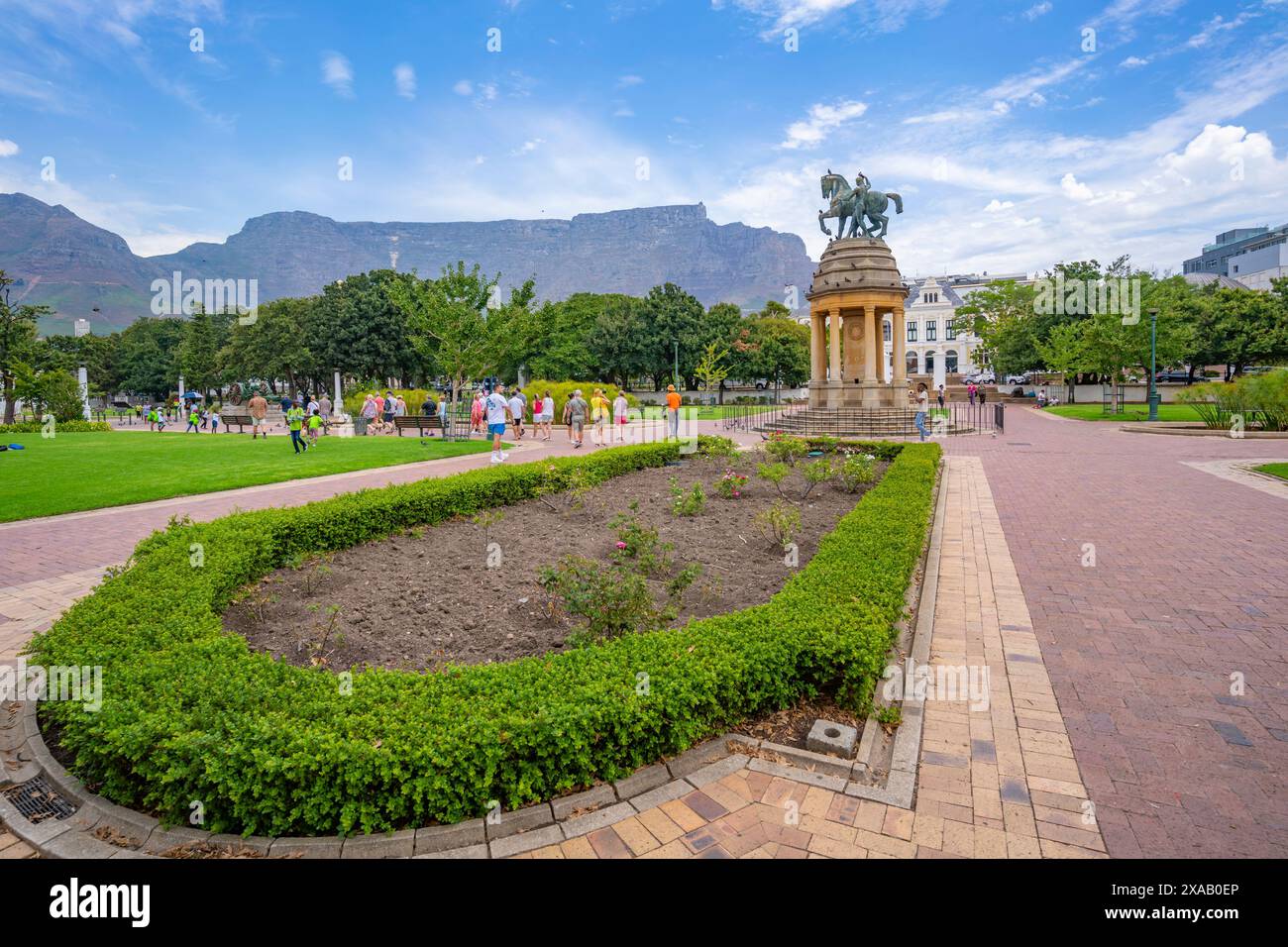 Vue de Delville Wood Memorial dans le jardin de la compagnie et table Mountain en arrière-plan, Cape Town, Western Cape, Afrique du Sud, Afrique Banque D'Images