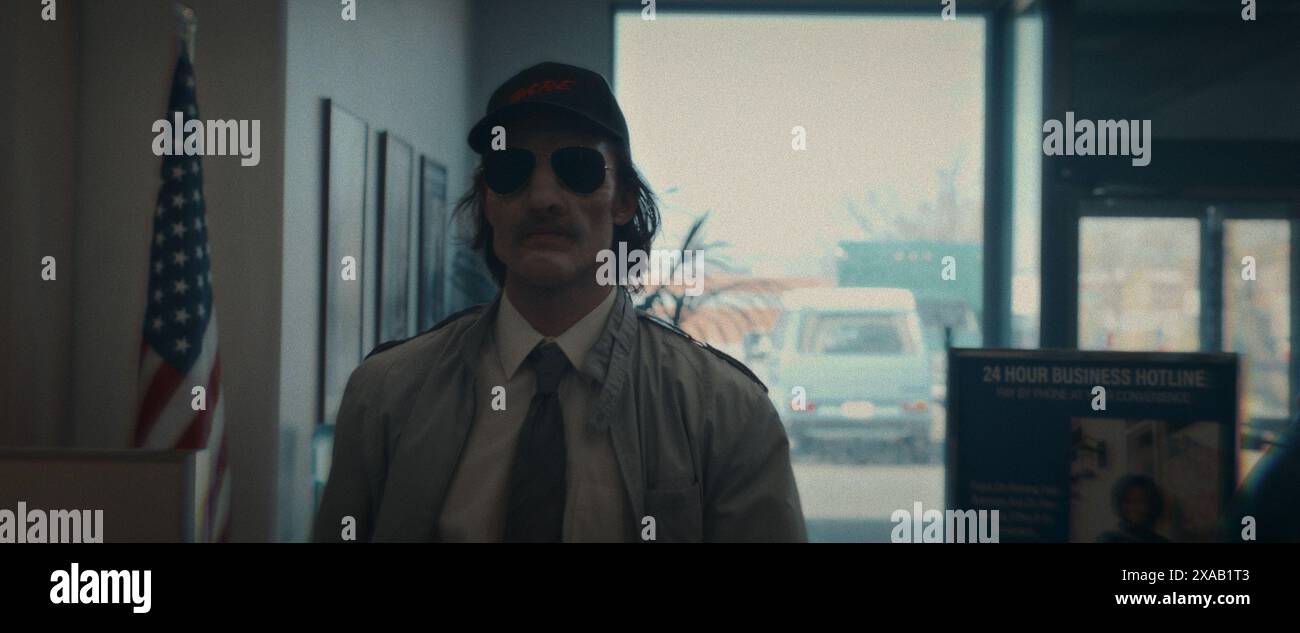 DATE DE SORTIE : 5 juin 2024 : TITRE : Comment Rob une banque. STUDIO : Netflix. RÉALISATEUR : Stephen Robert Morse, Seth Porges. INTRIGUE : dans ce documentaire sur le crime vrai, un rebelle charismatique dans les années 1990 Seattle sort une série sans précédent de vols de banque tout droit sortis des films. EN VEDETTE : JORDAN BURTCHETT dans le rôle de Scott Scurlock. (Crédit image : © Netflix/Entertainment Pictures/ZUMAPRESS.com) USAGE ÉDITORIAL SEULEMENT ! Non destiné à UN USAGE commercial ! Banque D'Images