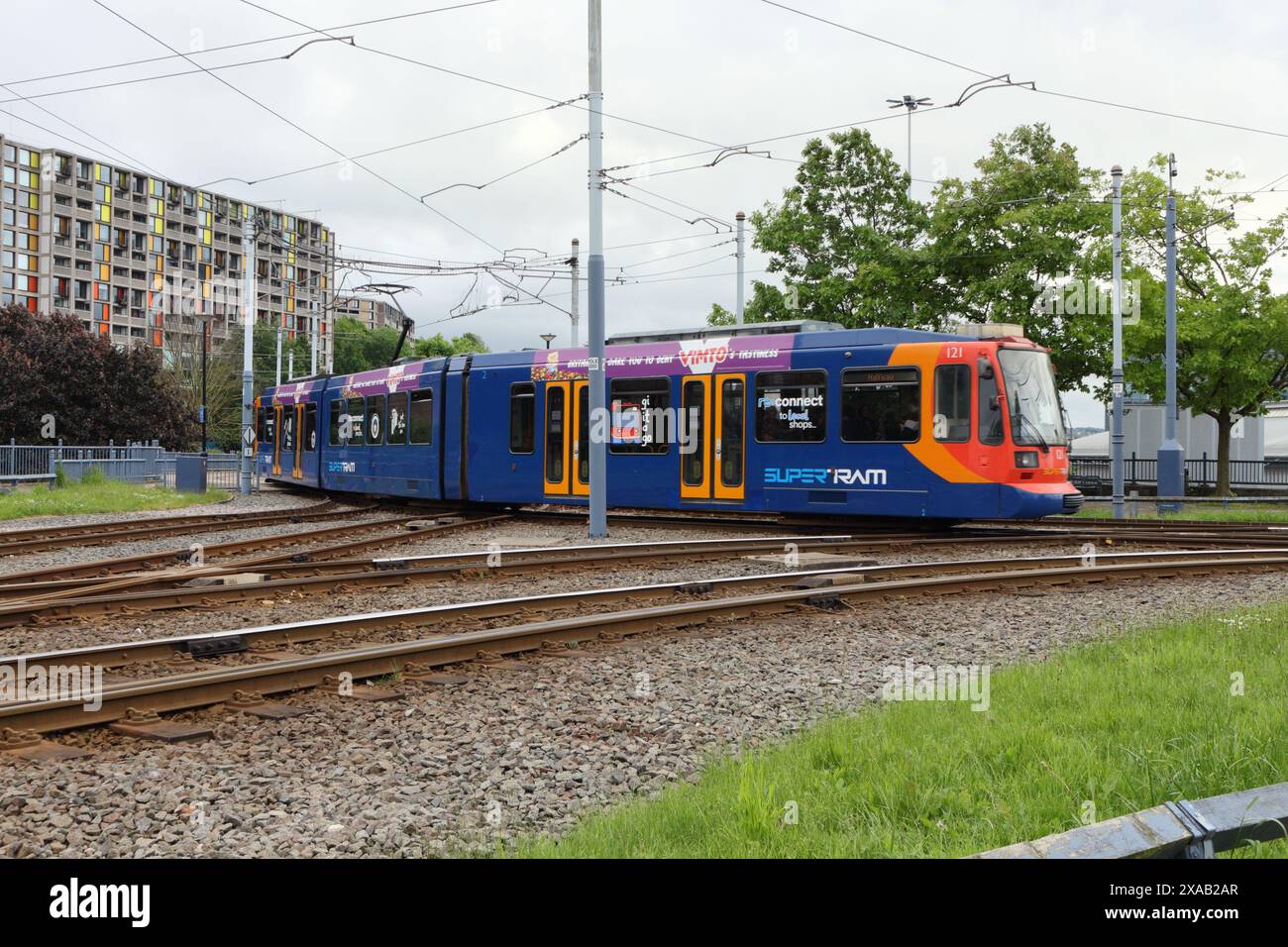 Sheffield Supertram à la jonction du rond-point Park Square. Angleterre métro UK transport urbain, points de voie ferrée du réseau de trains légers Banque D'Images