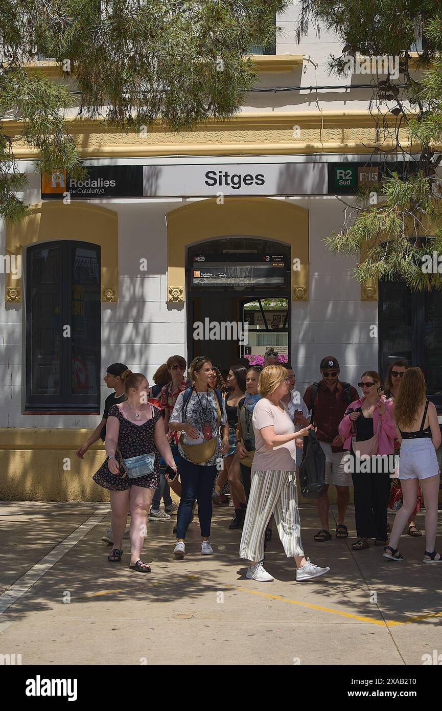 Sitges, Barcelone, Espagne-05 juin 2024 : voyageurs à l'entrée de la gare Rodalies à Sitges, un exemple de la vie quotidienne dans cette côte à Banque D'Images