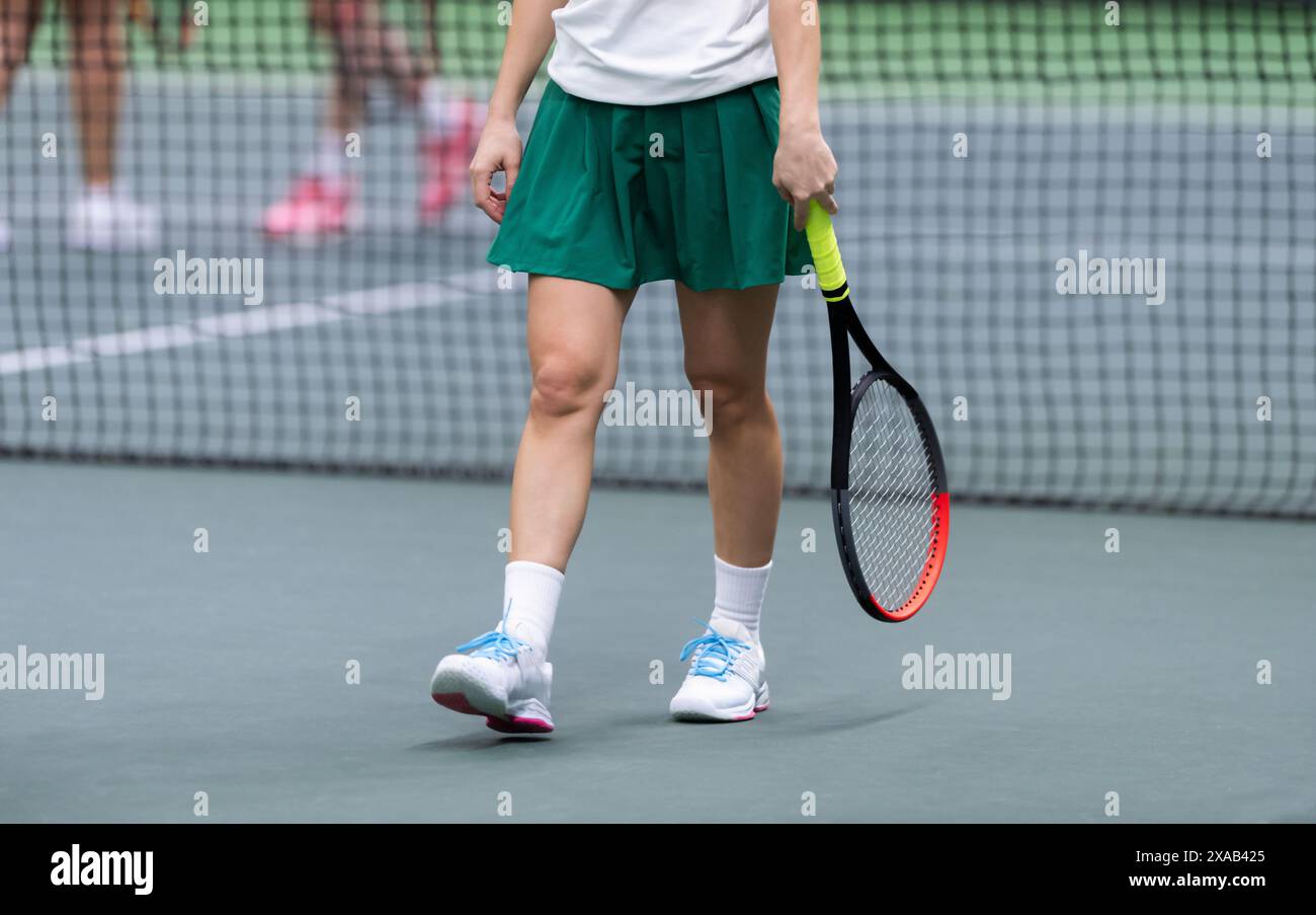 Femme jouant au tennis sur le sol bleu. Affiche sportive horizontale, cartes de vœux, en-têtes, site Web Banque D'Images