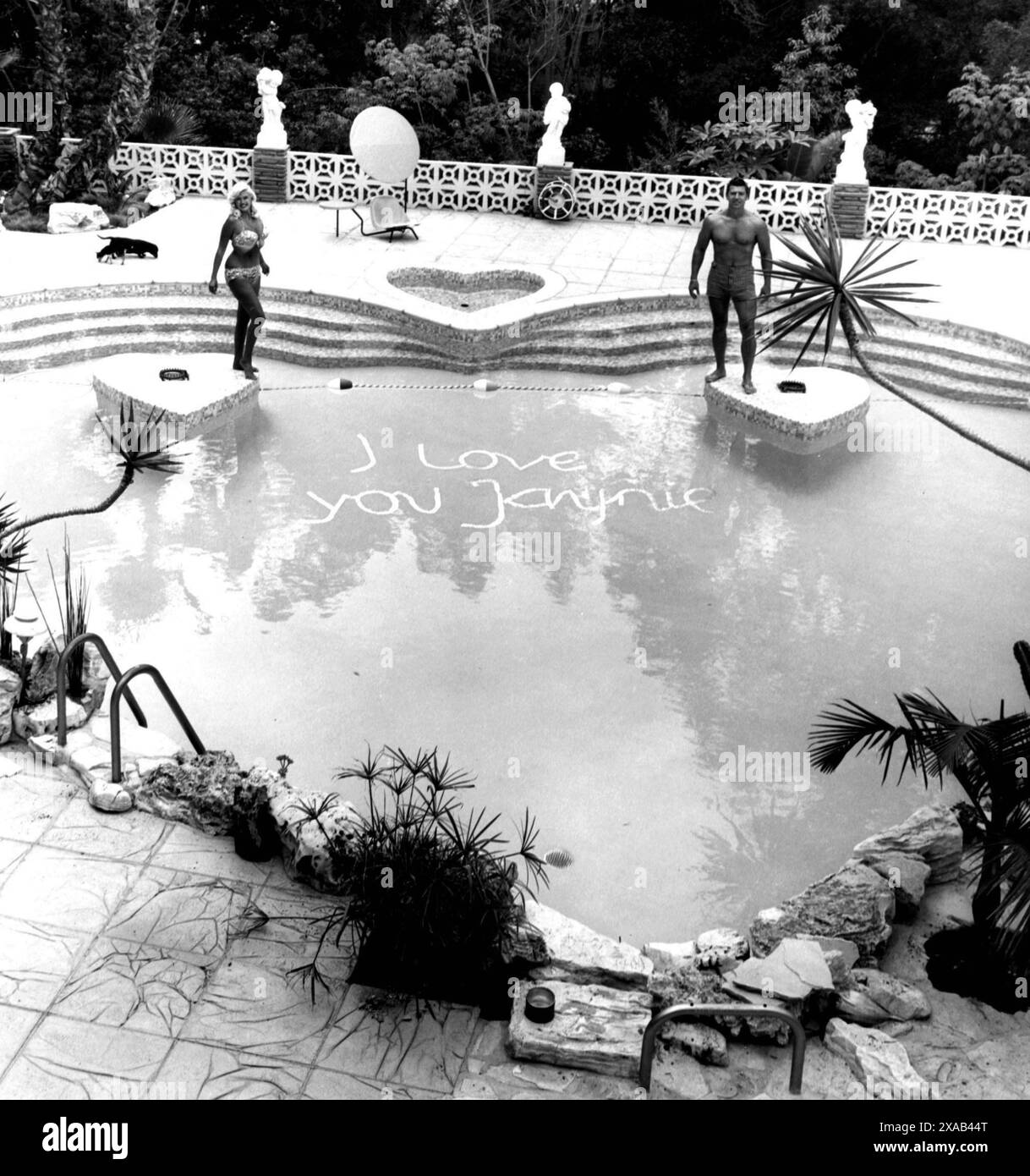 Circa 1959 - Los Angeles, Californie, États-Unis - JAYNE MANSFIELD et MICKEY HARGITAY à la maison dans la piscine. Le Pink Palace de Mansfield est un manoir acheté et rénové avec de la peinture rose et des accessoires par l'actrice américaine Jayne Mansfield en 1957. (Crédit image : © Larry Barbier Jr/Globe photos/ZUMA Press Wire) USAGE ÉDITORIAL SEULEMENT! Non destiné à UN USAGE commercial ! Banque D'Images