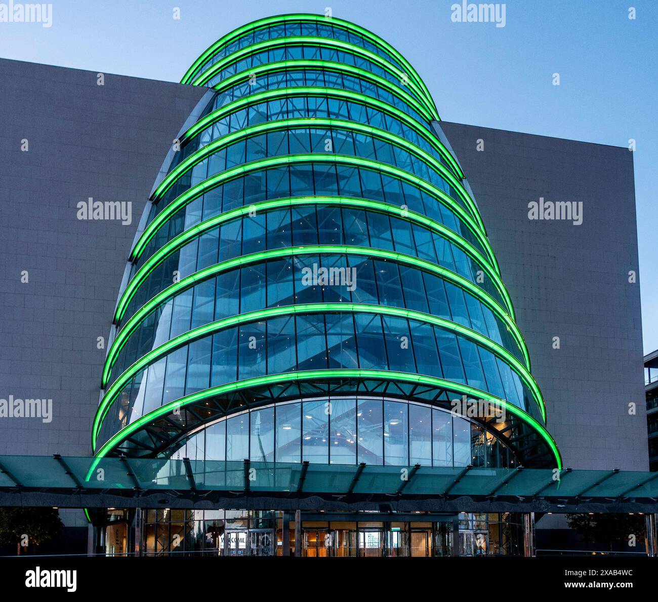 Le Dublin Convention Centre, North Wall Quay, au crépuscule avec éclairage vert Banque D'Images