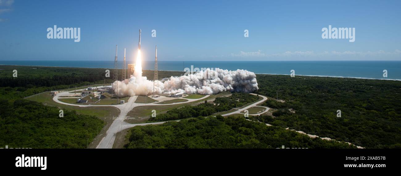 Cap Canaveral (États-Unis d'Amérique). 05 juin 2024. Le vaisseau spatial Boeing CST-100 Starliner au-dessus de la fusée ULA Atlas V décolle du Space Launch Complex-41 au Kennedy Space Center, le 5 juin 2024, à Cape Canaveral, en Floride. Le premier essai en vol avec équipage habité de Starliner a subi une série de retards qui ont finalement décollé avec le premier équipage d'astronautes en voyage vers la Station spatiale internationale. Crédit : Joel Kowsky/NASA photo/Alamy Live News Banque D'Images