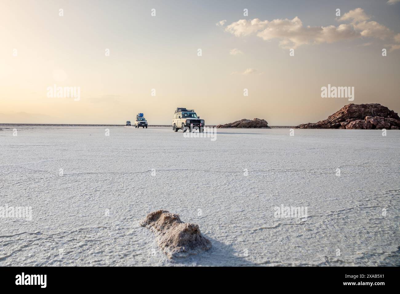Voitures 4 roues motrices sur la surface tout-terrain du lac de sel blanc de Karum, désert de dépression de Danakil, région d'Afar, Ethiopie Banque D'Images