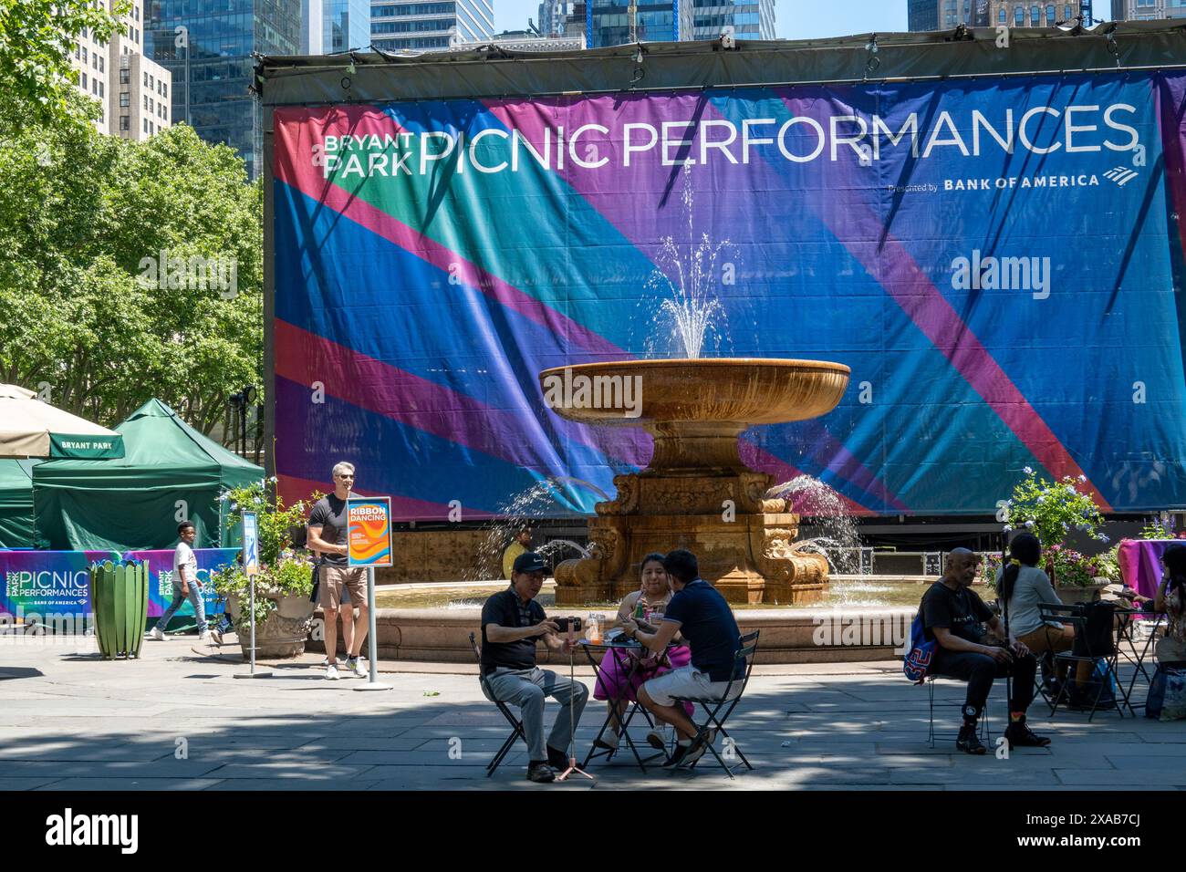 Bryant Park FeaturesPicnic Performanes divertissement pendant, les mois d'été avec une scène à côté de la fontaine Josephine Shaw Lowell Memorial, Banque D'Images