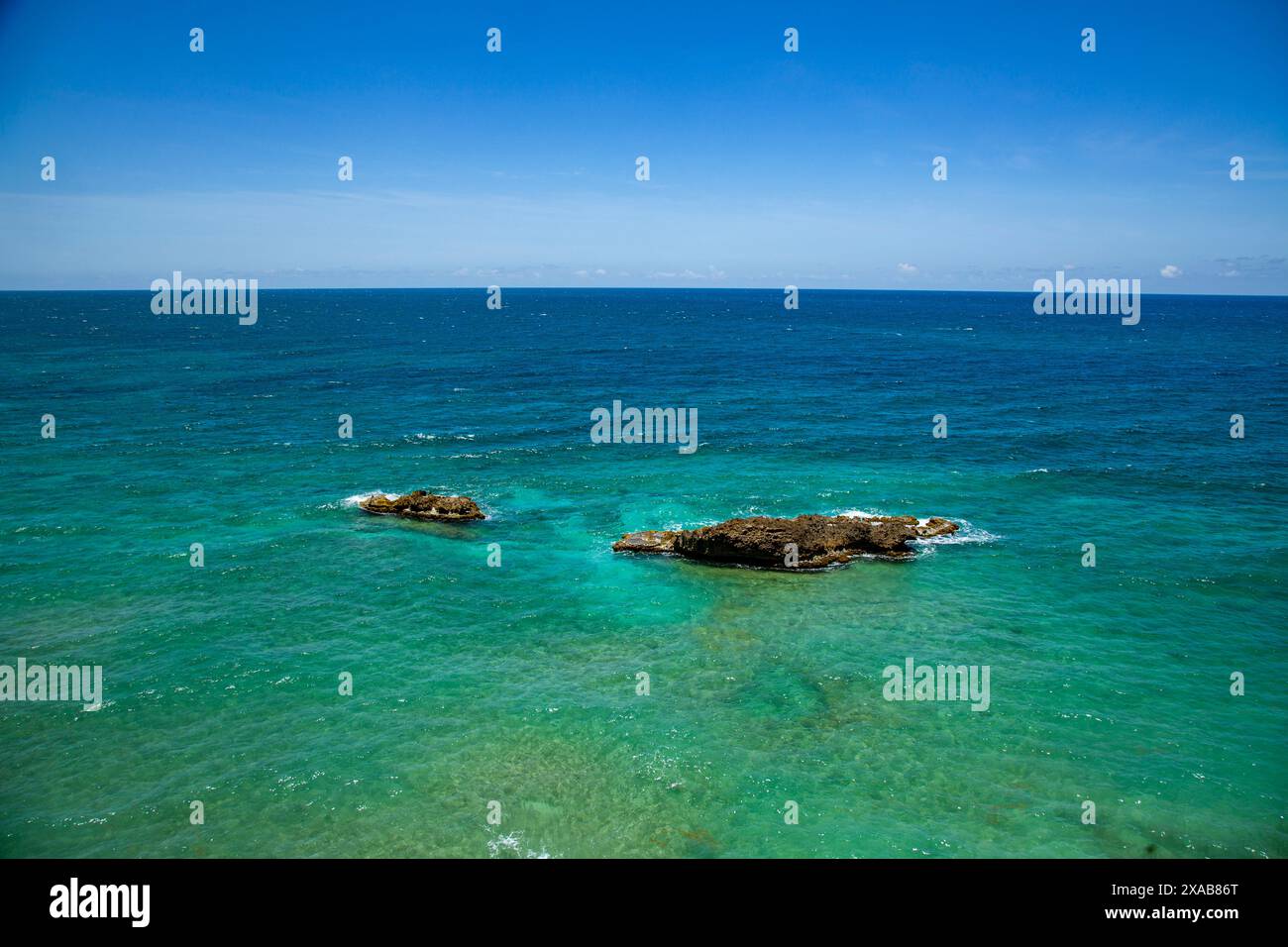 Rivage rocheux de Cabo Rojo dans le littoral de l'océan atlantique bleu-cristal de Porto Rico. Banque D'Images