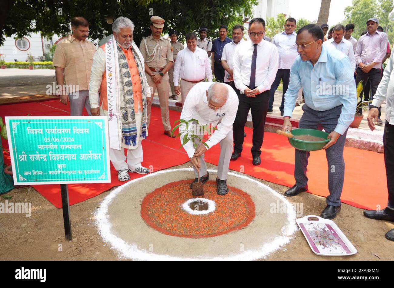 Patna, Inde. 05 juin 2024. PATNA, INDE - 5 JUIN : le gouverneur du Bihar Rajendra Vishwanath Arlekar plante un arbre à l'occasion de la Journée mondiale de l'environnement sur le campus de Raj Bhawan le 5 juin 2024 à Patna, Inde. (Photo de Santosh Kumar/Hindustan Times/Sipa USA) crédit : Sipa US/Alamy Live News Banque D'Images