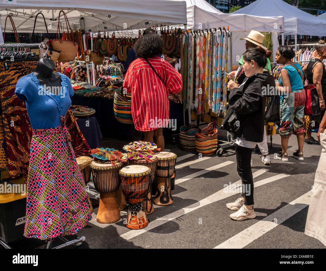 Les clients peuvent parcourir les offres variées de la DanceAfrica Street Fair devant la Brooklyn Academy of Music à New York le samedi 25 mai 2024. Les vendeurs vendant des produits à thème africain participent au Festival DanceAfrica de l'Académie. (© Richard B. Levine) Banque D'Images