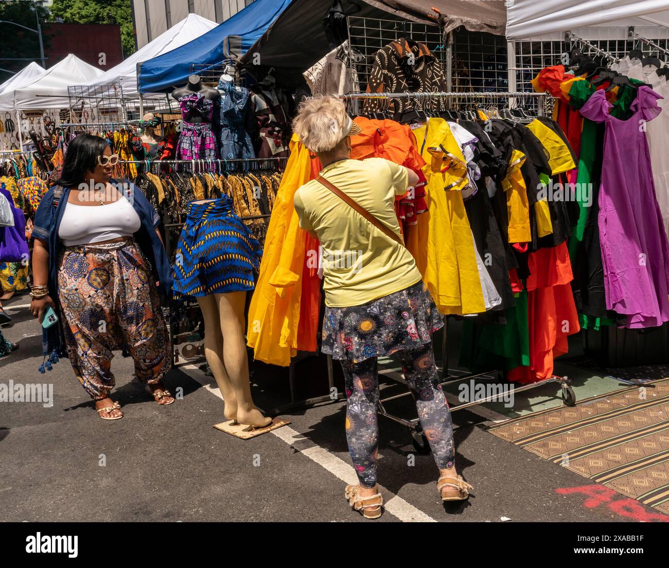 Les clients peuvent parcourir les offres variées de la DanceAfrica Street Fair devant la Brooklyn Academy of Music à New York le samedi 25 mai 2024. Les vendeurs vendant des produits à thème africain participent au Festival DanceAfrica de l'Académie. (© Richard B. Levine) Banque D'Images