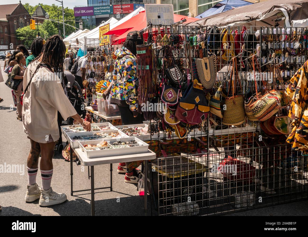 Les clients peuvent parcourir les offres variées de la DanceAfrica Street Fair devant la Brooklyn Academy of Music à New York le samedi 25 mai 2024. Les vendeurs vendant des produits à thème africain participent au Festival DanceAfrica de l'Académie. (© Richard B. Levine) Banque D'Images