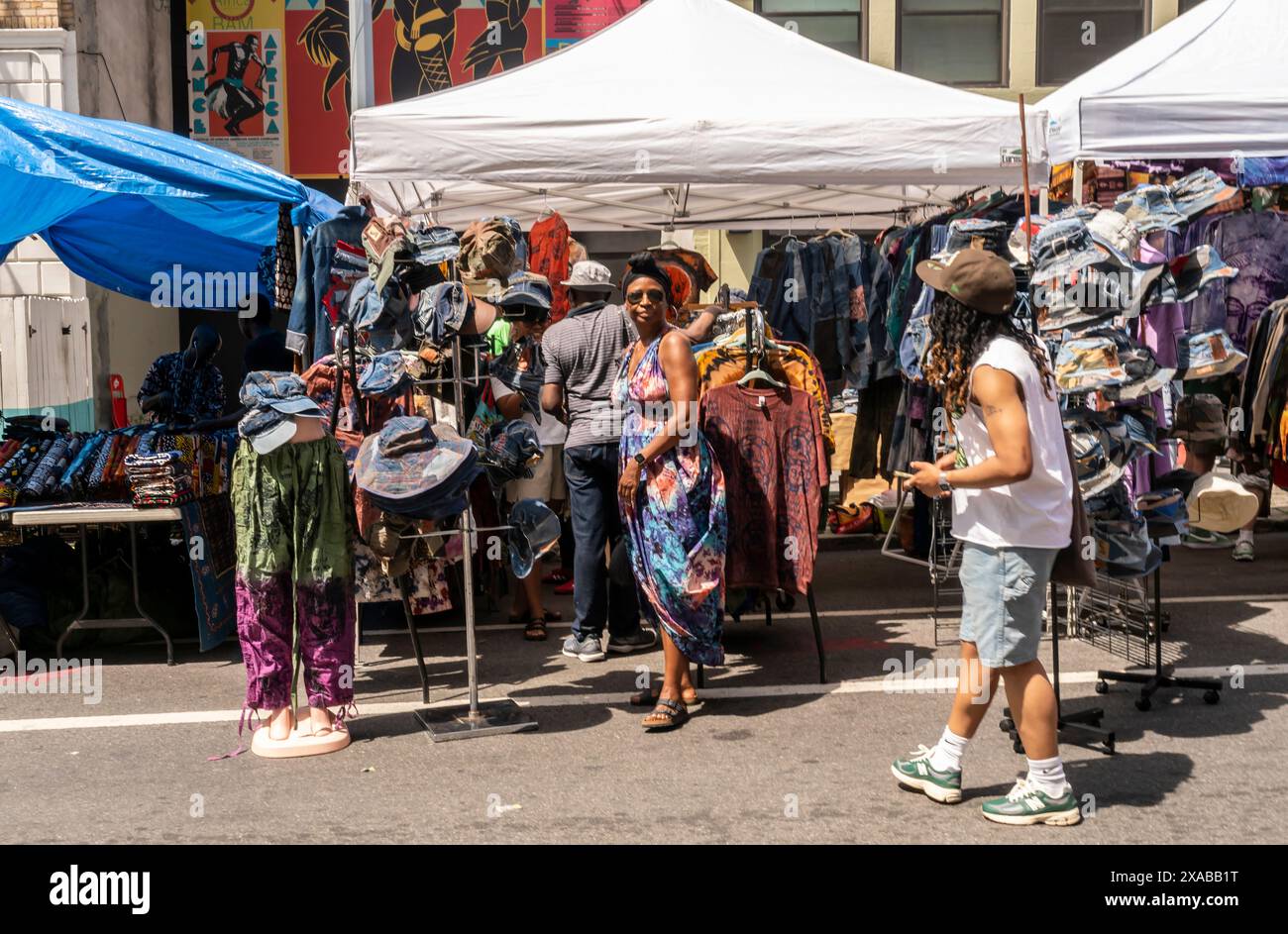 Les clients peuvent parcourir les offres variées de la DanceAfrica Street Fair devant la Brooklyn Academy of Music à New York le samedi 25 mai 2024. Les vendeurs vendant des produits à thème africain participent au Festival DanceAfrica de l'Académie. (© Richard B. Levine) Banque D'Images