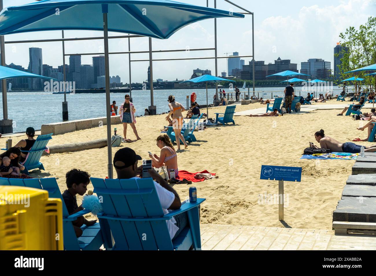 Les foules de visiteurs sur la plage de la péninsule de Gansevoort dans Hudson River Park à New York profitent du week-end du Memorial Day le dimanche 26 mai 2024. Le temps chaud et le soleil ont envahi les deux premiers jours tandis que le lundi du Memorial Day devrait être nuageux et pluvieux. (© Richard B. Levine) Banque D'Images