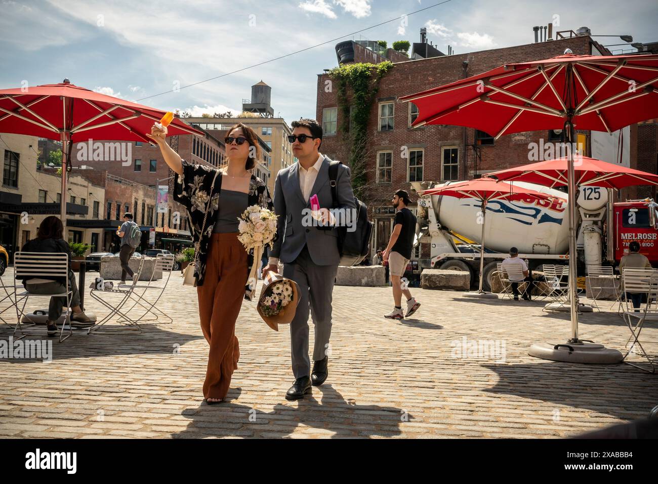 Visiteurs de Gansevoort Plaza dans le Meatpacking District à New York le vendredi 31 mai 2024. (© Richard B. Levine) Banque D'Images