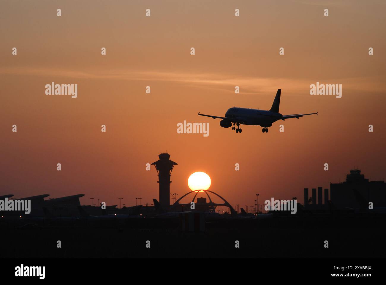 LAX Sunset plane Landing 02 Banque D'Images