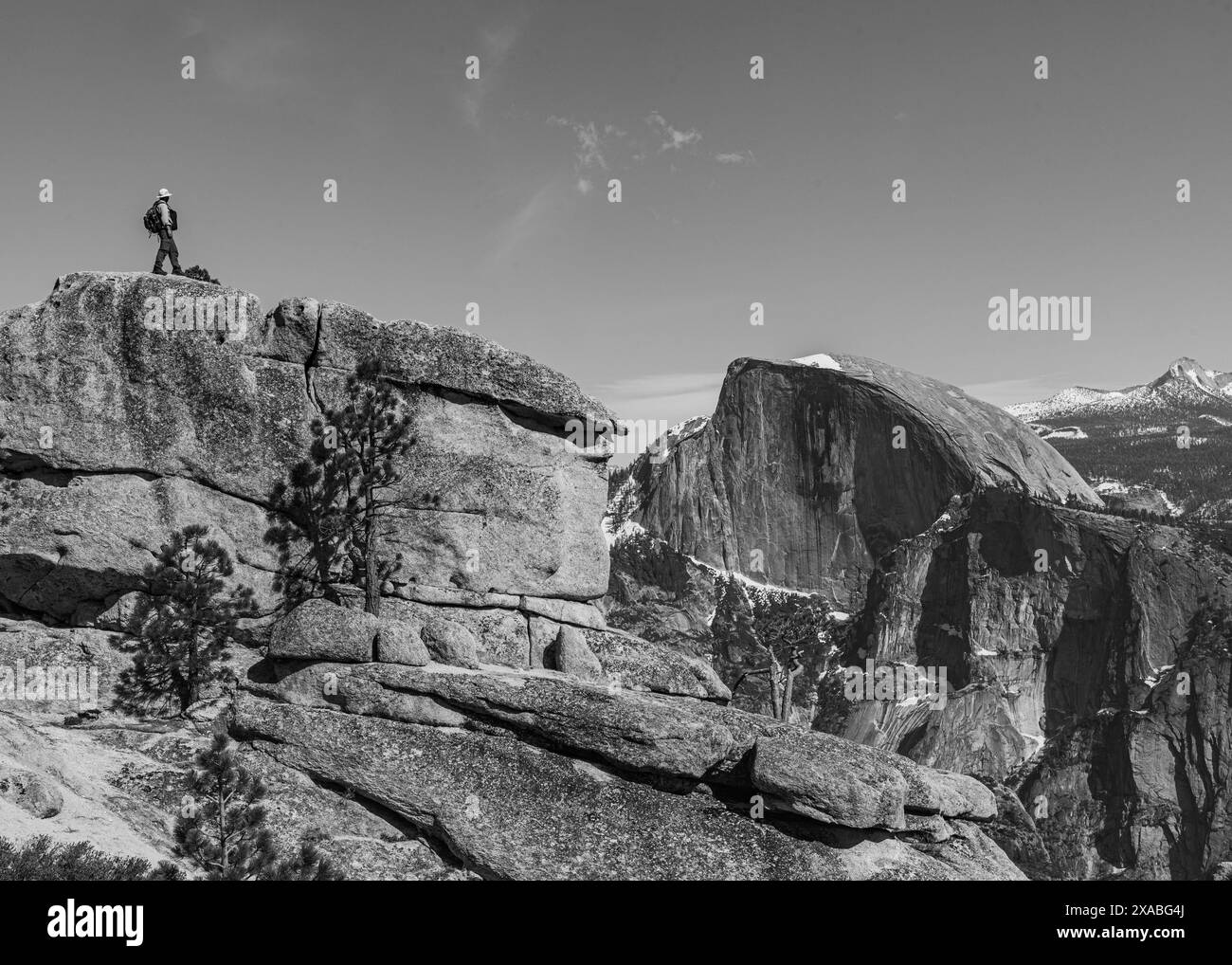 Yosemite Half Dome avec homme marchant Banque D'Images