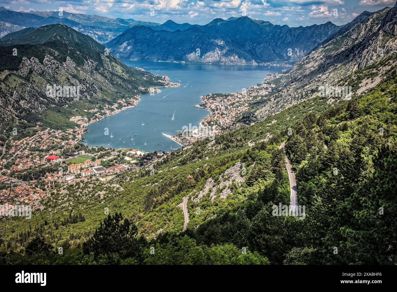 Kotor, historiquement connue sous le nom de Cattaro est une ville côtière du Monténégro. Le vieux port méditerranéen de Kotor est entouré de montagnes escarpées. Banque D'Images