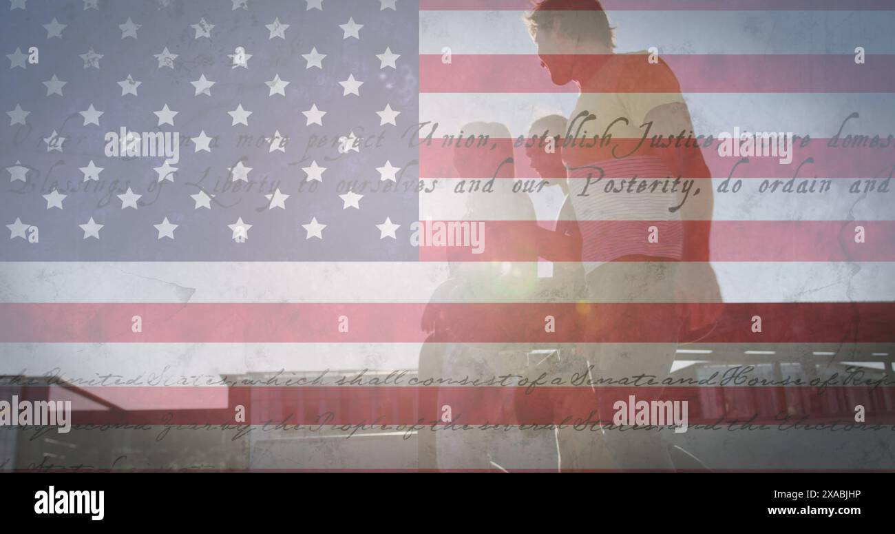 Image du drapeau des états-unis d'amérique sur des amis heureux sur la plage Banque D'Images