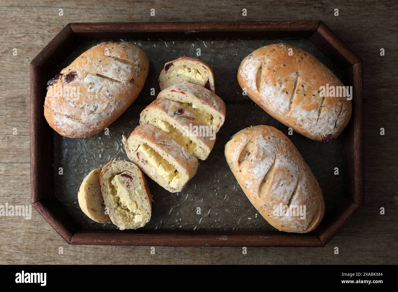 Vue de dessus au fromage à la crème à la canneberge pain Sourdough ou Roti Macan Banque D'Images